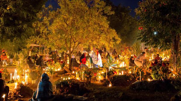 Decenas de personas velan en la madrugada a a sus muertos a la espera de su regreso, en un cementerio de Atzompa, en el estado de Oaxaca (México). (Foto:  EFE/ Arturo Velázquez)