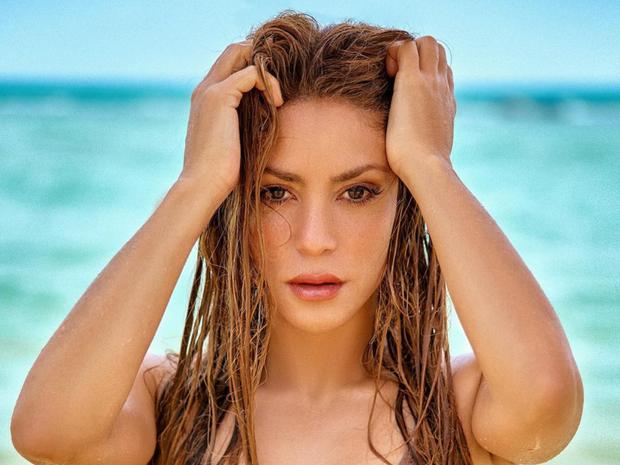 La cantante Shakira posando en una playa como parte de la producción de su nuevo disco "Las mujeres ya no lloran" (Foto: Shakira / Instagram)