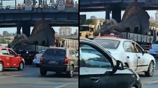 Video viral: Dinosaurio se atoró en puente Acho y provocó caos vehicular 