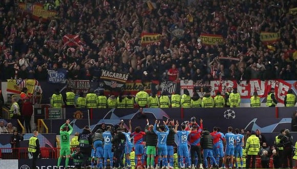 La afición del Atlético de Madrid en las gradas de Old Trafford. (Foto:Tom Purslow)