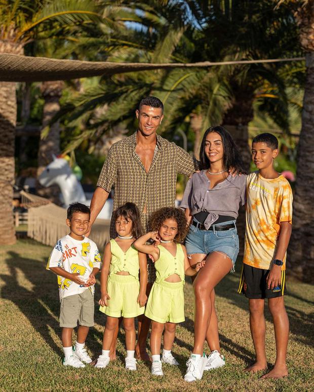Cristiano Ronaldo y Georgina Rodríguez junto a sus cinco hijos de vacaciones en Mallorca (Foto: Georgina Rodríguez / Instagram)