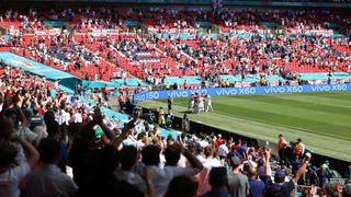 En estado grave: un aficionado cayó de una grada en Wembley en el Inglaterra vs Croacia