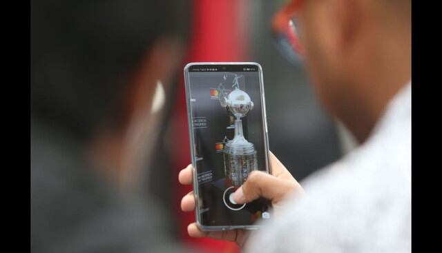 Así luce en Lima el trofeo de la Copa Libertadores. (Foto: Violeta Ayasta / GEC)