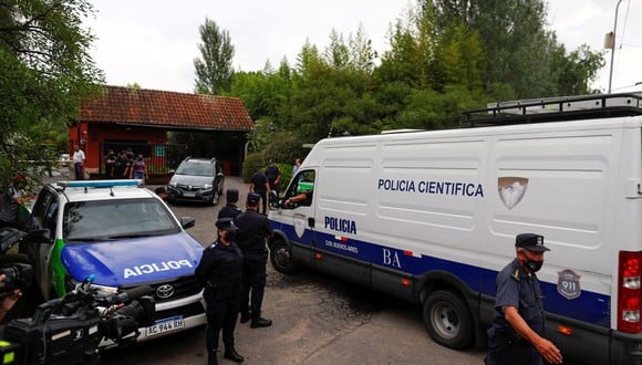 Una vez que se confirmó la muerte de Diego Armando Maradona, decenas de medios de comunicación y autoridades oficiales legaron hasta la casa del astro argentino. (Foto: REUTERS)