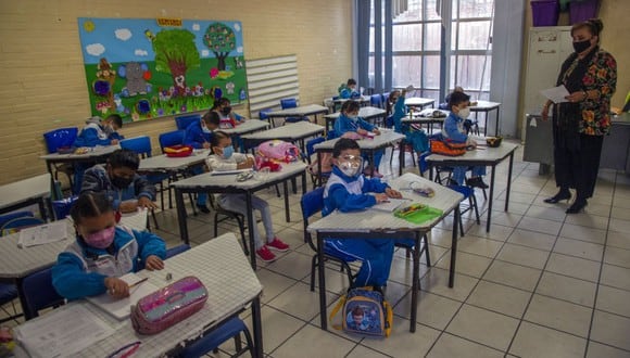 Los estudiantes en México disfrutarán de un megapuente entre octubre y noviembre. En la imagen, los niños asisten a una clase tras la reanudación de las labores académicas en Ciudad de México (Foto: Claudio Cruz / AFP)