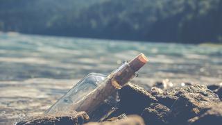 Se animó a dar un paseo en la playa y encontró una botella con un inesperado mensaje