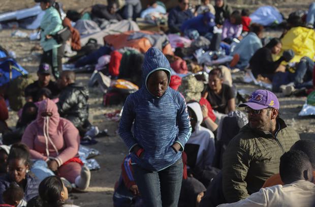 Migrantes esperan audiencias de asilo en la frontera entre Estados Unidos y México  (Foto: AFP)