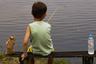 Niño muestra sus increíbles habilidades para pescar con un método infalible