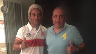 Ronaldinho posa con una camiseta de un club de la Tercera División de México