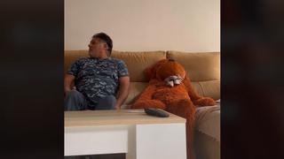 El final lo es todo: se disfrazó de peluche para asustar a su suegro y reacción es viral [VIDEO]