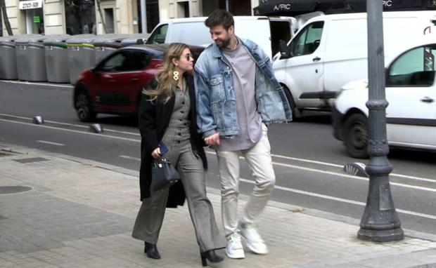 Clara Chía y Gerard Piqué pasean en público en Barcelona (Foto: Europa Press)