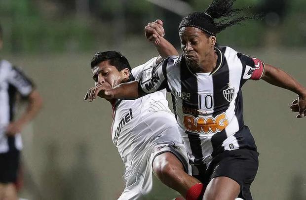 Rinaldo Cruzado y Ronaldinho en las semifinales de la Copa Libertadores 2013. (Foto: Agencias)