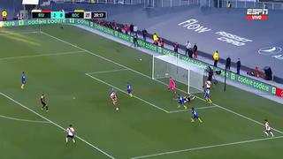 Sobre la línea: Advíncula evitó el 3-0 de River vs. Boca y terminó encarando a Carrascal [VIDEO]