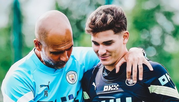 Pep Guardiola alabó las cualidades de Julián Álvarez en Manchester City. (Foto: EFE)