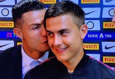 ¡Todo quedó grabado! Cristiano Ronaldo sorprendió a Dybala con un beso en plena entrevista [VIDEO]