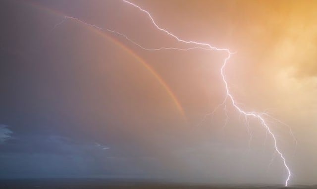Fotógrafo captó el preciso momento en que rayo y arcoíris aparecen en el cielo. (Fotos: Benoit Colomb)