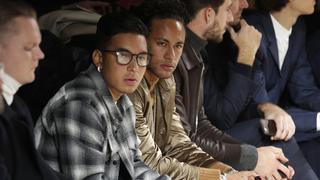 En medio de los rumores al Real Madrid: Neymar se relajó en desfile deLouis Vuitton