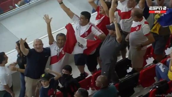 La hinchada peruana dijo presente en el Australia vs. Emiratos Árabes Unidos. (Captura: ESPN)