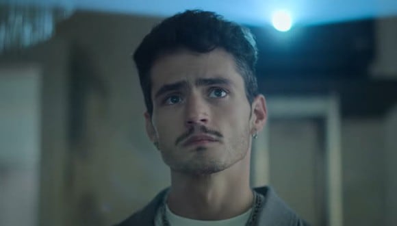 Martín Barba como Alex, el amigo incondicional del personaje principal en "Pacto de silencio". Él ayudará a Brenda a buscar respuesta sobre su existencia (Foto: Netflix)