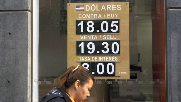El dólar se negociaba a 19,8934 pesos en México este lunes (Foto: AFP).