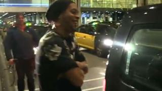 Un video sin pierde: taxista se olvidó de llevar a Ronaldinho y así reaccionó el crack