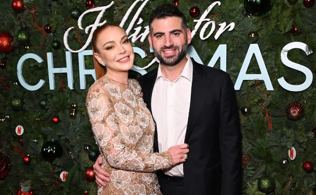 Bader Shammas y Lindsay Lohan posando en un evento por Navidad (Foto: Getty Images)