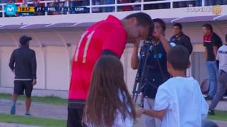 De pie: Ysrael Zúñiga se despidió del fútbol entre aplausos de hinchas de Melgar y abrazo con sus hijos