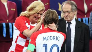 Por todo un país: el efusivo saludo de la presidenta croata a Modric y compañía