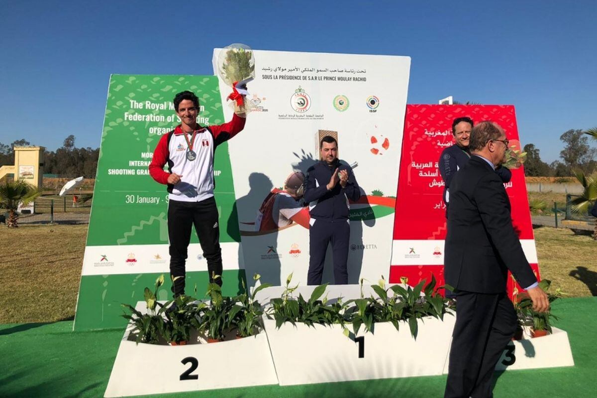 Alessandro de Souza luego de recibir su presea plateada en Marruecos . (Foto: IPD)