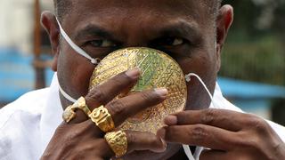 Hombre en India compró mascarilla de oro de miles de dólares que no protege del COVID-19