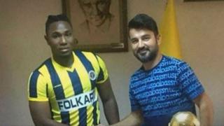 ¡Insólito! Club turco contrató a jugador y lo despidió tras verificar que se trataba de otro