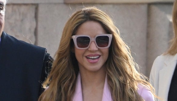 Shakira a su salida de la corte de Barcelona tras aceptar la culpabilidad de los seis delitos y llegar a un acuerdo (Foto: AFP)