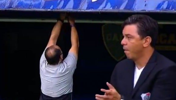 Un video viral muestra cómo Marcelo Gallardo cumplió lo prometido y se deshizo de los micrófonos instalados en el banco de suplentes del 'Millonario' en La Bombonera en la previa de Súperclásico del fútbol argentino. | Crédito: ESPN / Composición