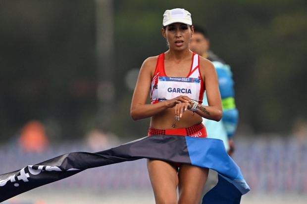 Kimberly García cruzando la meta en Santiago 2023. (AFP)