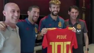 Merecido: Gerard Piqué fue homenajeado con camiseta por sus 100 partidos con España | VIDEO