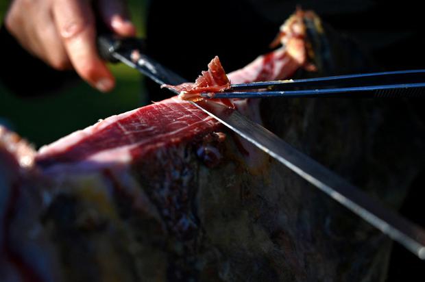 El jamón ibérico español es el nombre que se le da exclusivamente a los jamones del ibérico cerdo, o raza ibérica negra (Foto: Gabriel Bouys / AFP)