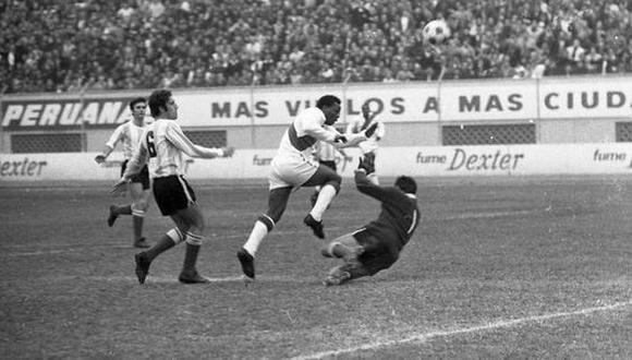 'Perico' León le dio la victoria a Perú sobre Argentina en Lima en las Eliminatorias para México 1970. (Foto: GEC Archivo Histórico)
