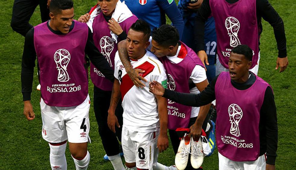 Christian Cueva fue consolado por sus compañeros. (AFP)