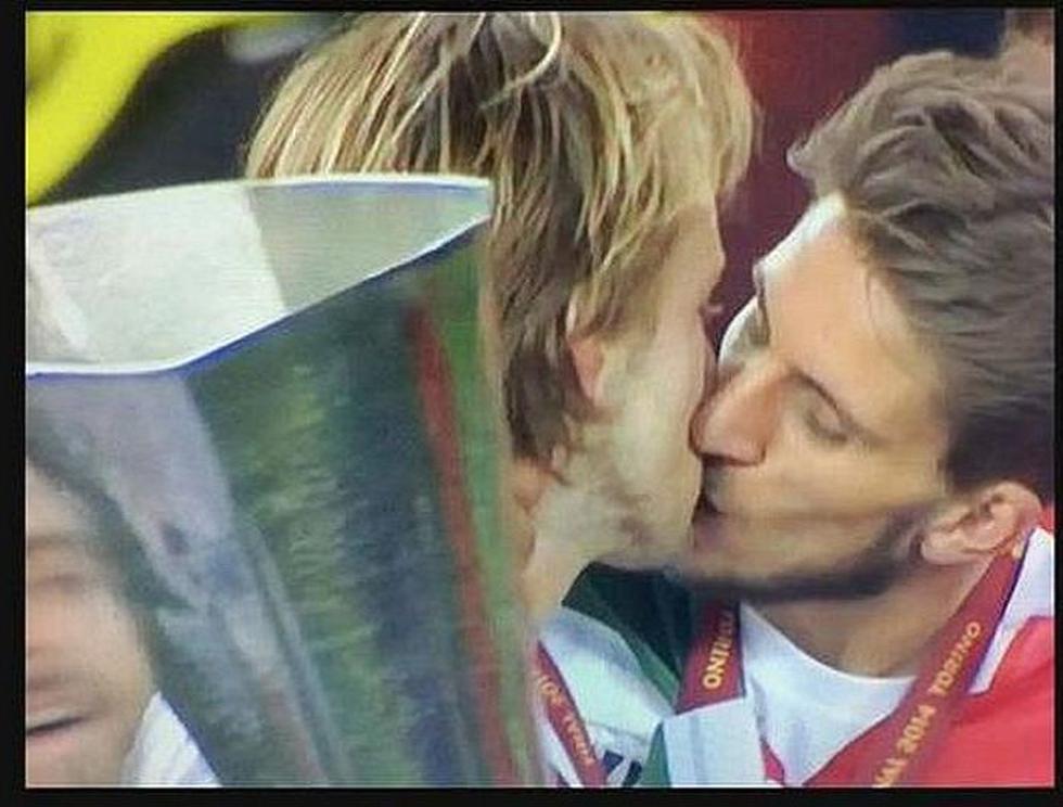 Ivan Rakitic le gustan más los besos románticos y lentos.
