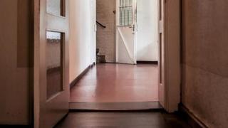 Un misterio: familia es viral luego de encontrar una habitación oculta en su nueva casa [VIDEO]
