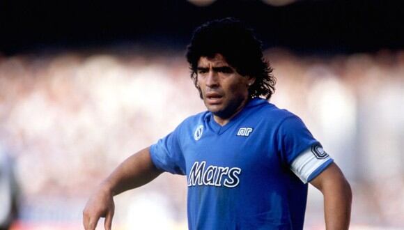 Diego Maradona llegó al Napoli en 1984 del Barcelona por 13 millones de euros. (Foto: Agencias)
