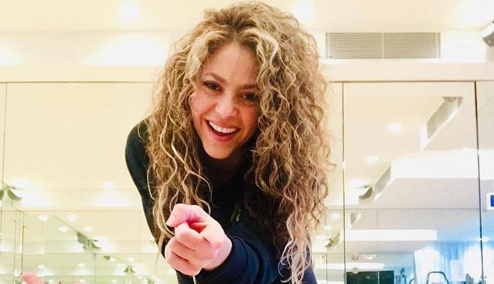 Shakira disfruta de sus vacaciones nadando entre delfines. (Foto: @shakira)