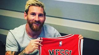 Messi sorprende posando una camiseta de Chicago Bulls con su número y dorsal