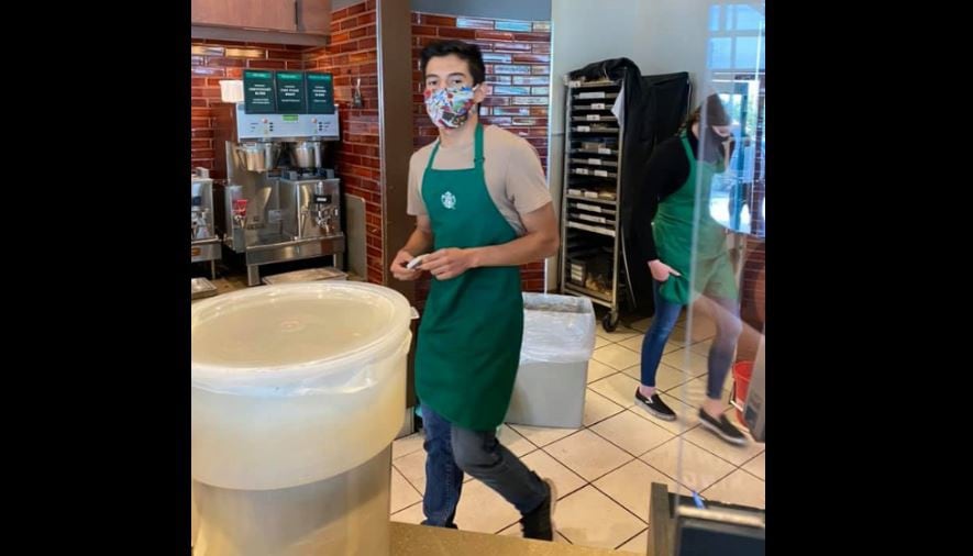 Lenin Gutierrez, empleado de Starbucks, se negó a atender a mujer sin cubrebocas. (Foto: Facebook Amber Lynn)