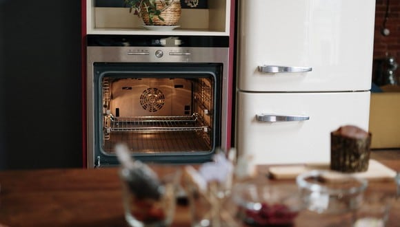 Estas preparaciones caseros te ayudarán a quitar la grasa y suciedad del horno en pocos minutos. (Foto: cottonbro studio / Pexels)