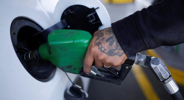 Un trabajador llena un automóvil con gasolina en una estación de servicio  (Foto: Reuters)