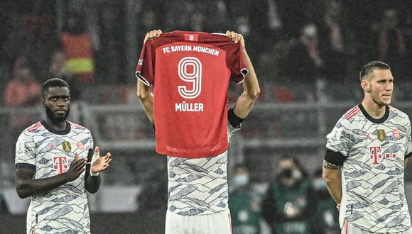 Thomas Muller mostró una camiseta del Bayern y el número y el nombre de la leyenda del fútbol alemán. (Foto: Twitter)