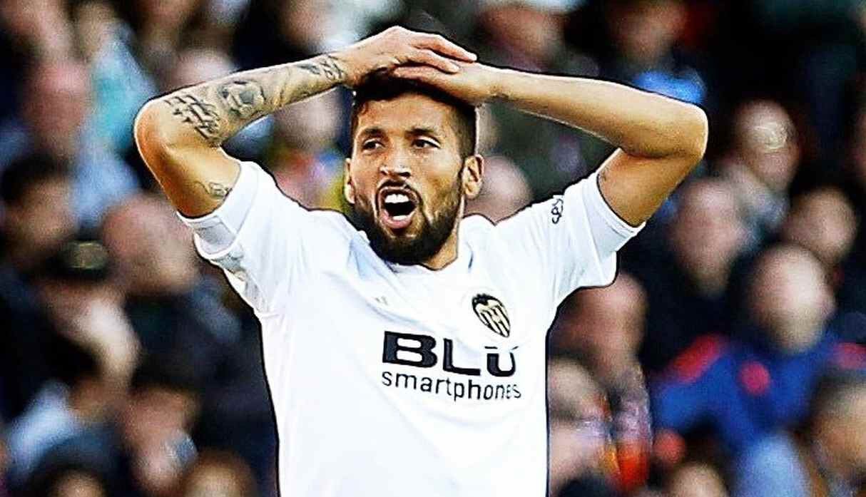 Ezequiel Garay fue el primer jugador de La liga Santander que se confirmó tenía coronavirus. (Foto: EFE)