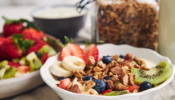 Un desayuno es saludable y nutritivo porque debe incluir: cereales, grasas saludables, alimentos de origen animal y verduras o frutas. (Foto: Freepik).