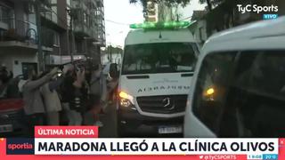 Banderas y cánticos a su alrededor: la emotiva llegada de Diego Maradona a la clínica para ser operado [VIDEO]